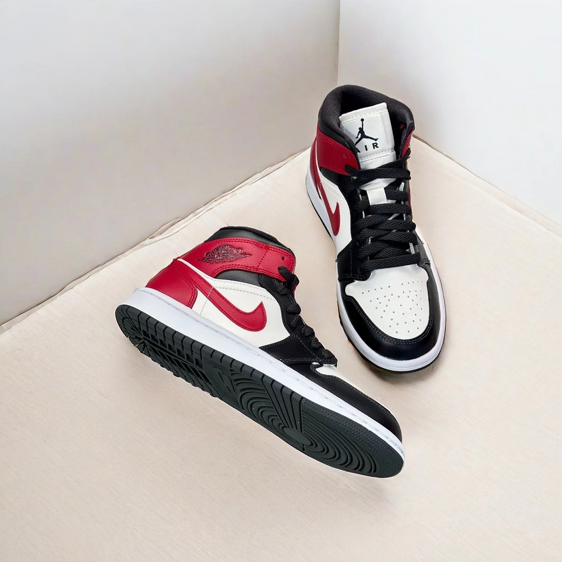 Nike Air Jordan 1运动鞋 服装